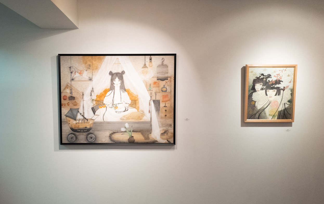 左:《夢に巣食う》アートクロスに岩絵の具・墨・アクリル絵の具 86.3x116.7(F50)