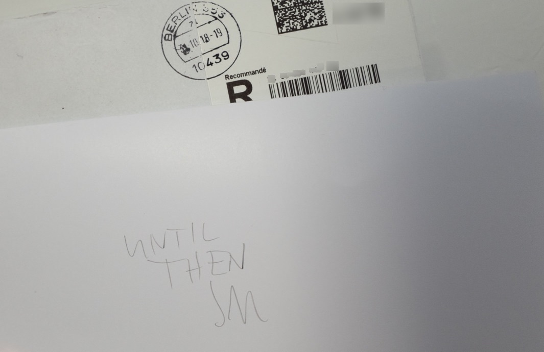 作品は厚紙で守られていました。厚紙には鉛筆で「UNTIL THEN JM」とのサインが書かれていました。
