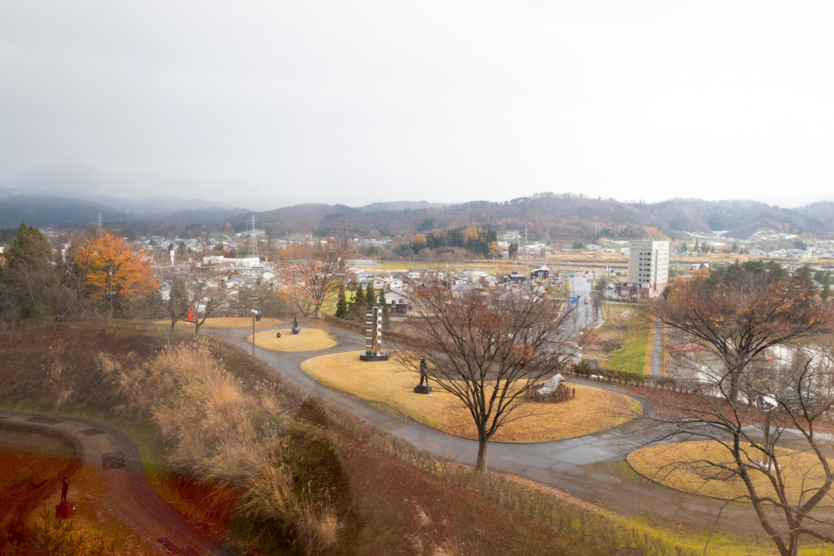 周囲は自然溢れるロケーションです〜秋田県立近代美術館館内より撮影