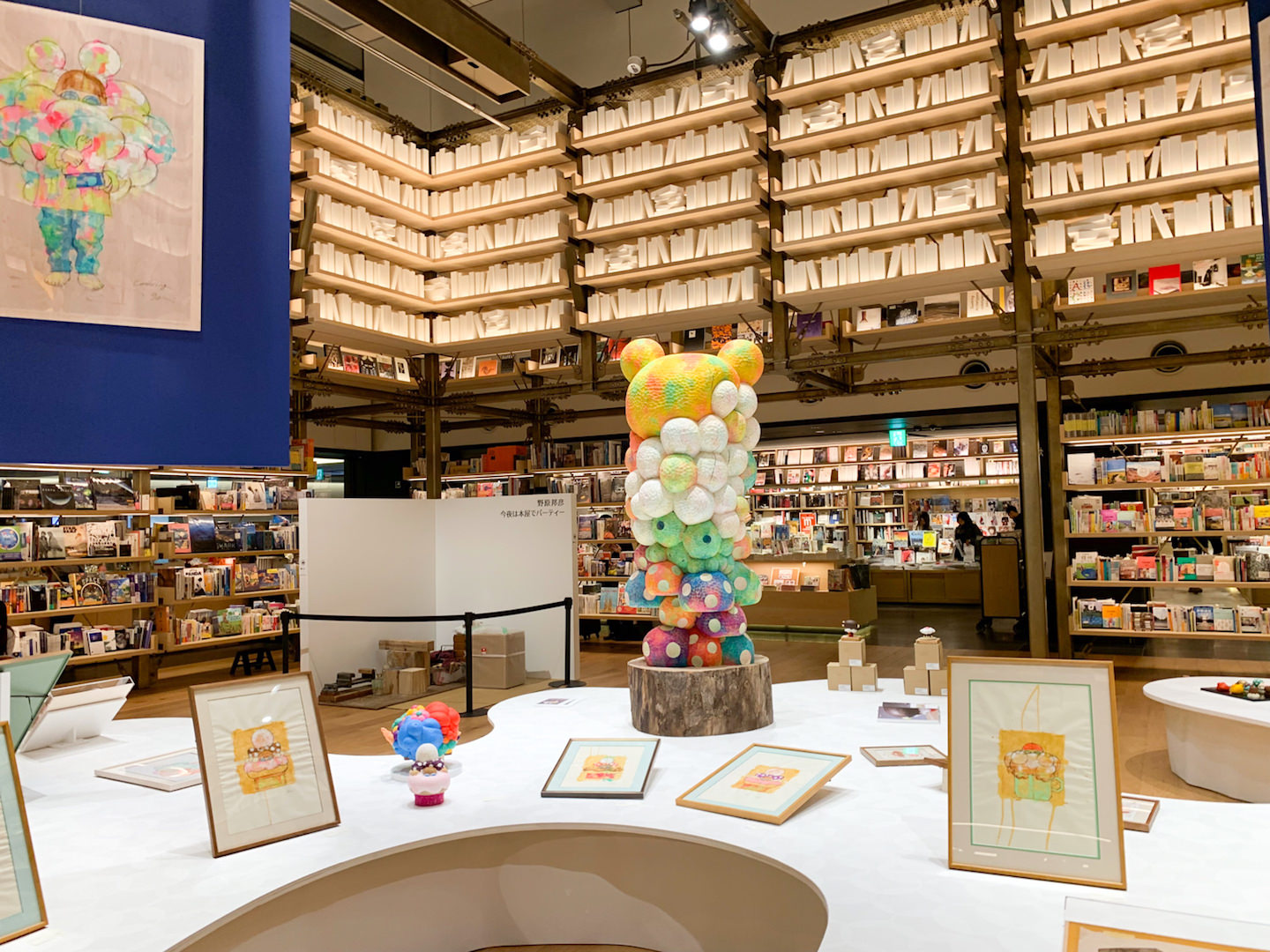 蔦屋書店の本に囲まれたスペース「GINZA ATRIUM」