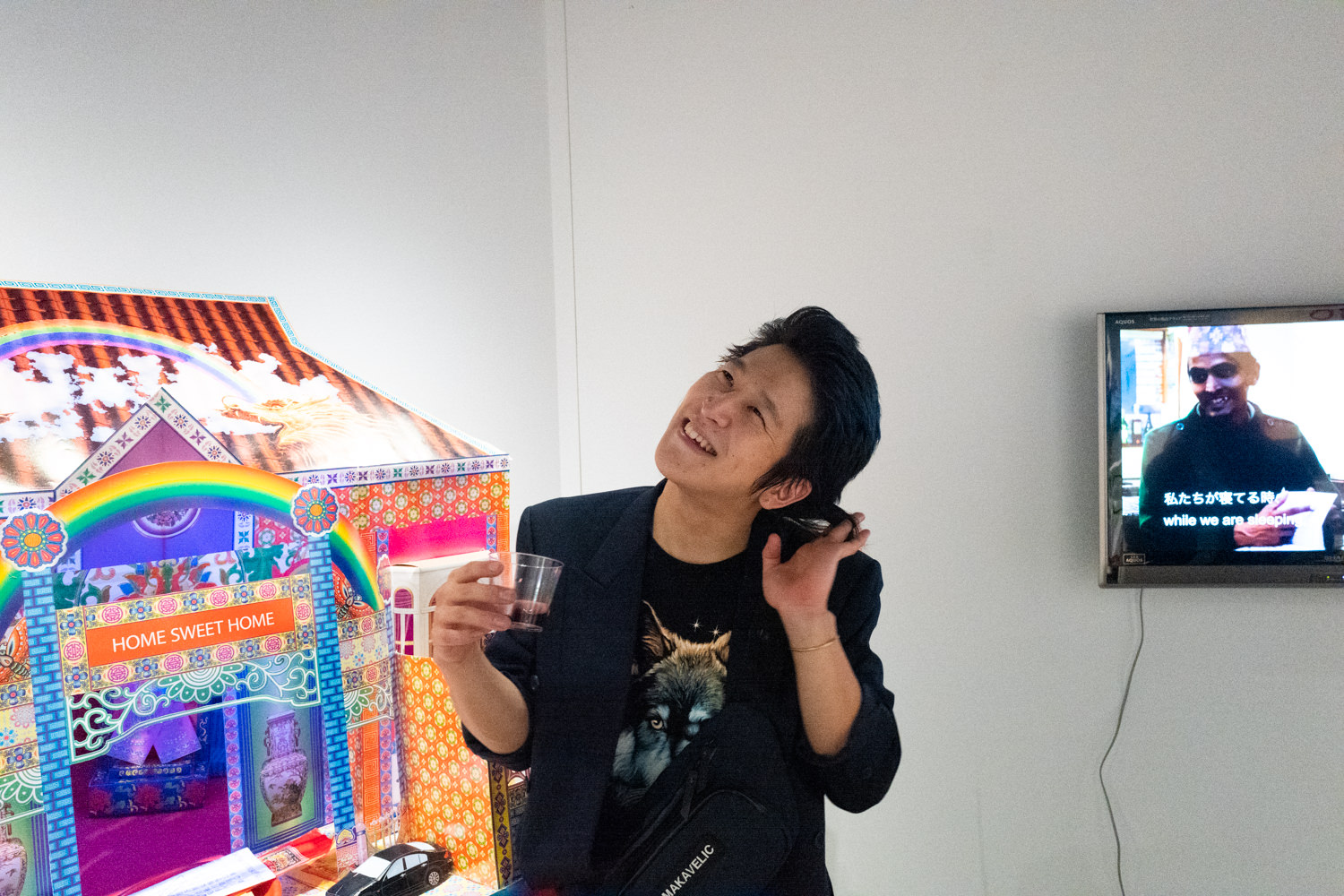 個展初日の磯村暖さん