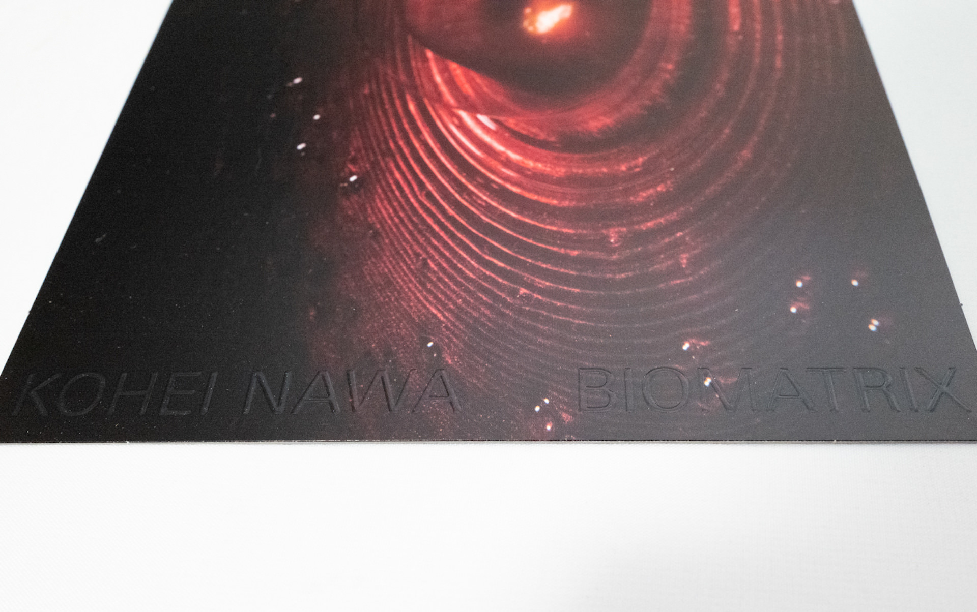 静かに主張するエンボス加工「KOHEI NAWA BIOMATRIX」