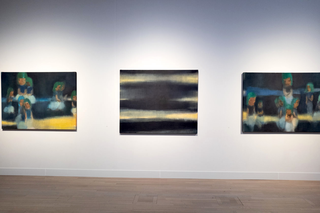 ??クション13〈「イケムラレイコ 土と星 Our Planet」展 2019年 国立新美術館展示風景〉左：《オーシャン l》 2000/01年 油彩／ジュート 120×160cm ヒルティ美術財団中：《オーシャン ll》 2000/01年 油彩／…