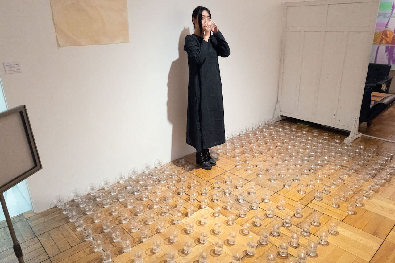 木村文香さん《体内の水を全て入れ替える》素材：31,2ℓの水（アーティストの体内の水量）