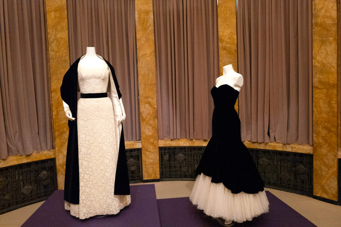 左:クリスチャン・ディオール《イヴニング・ドレス》1952年右:クリストバル・バレンシアガ《カクテル・ドレス》1955年