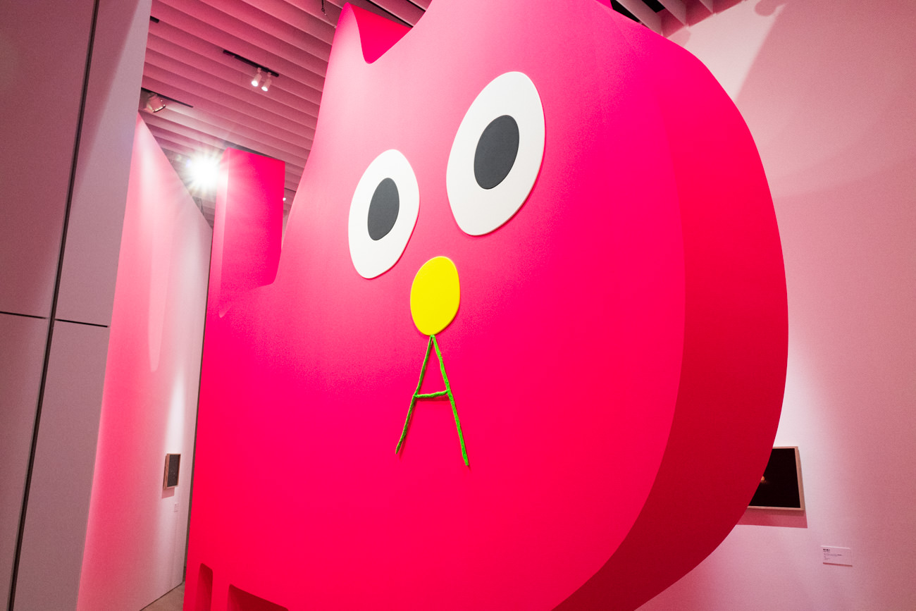 飯川雄大 《デコレータークラブ―ピンクの猫の小林さん―》 2017年 木材、蛍光塗料 400×540 cm