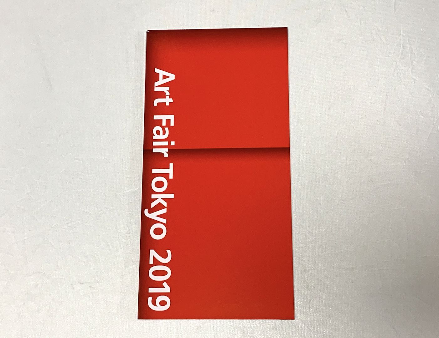 赤を基調にしたデザインの2019年AFTカードホルダー
