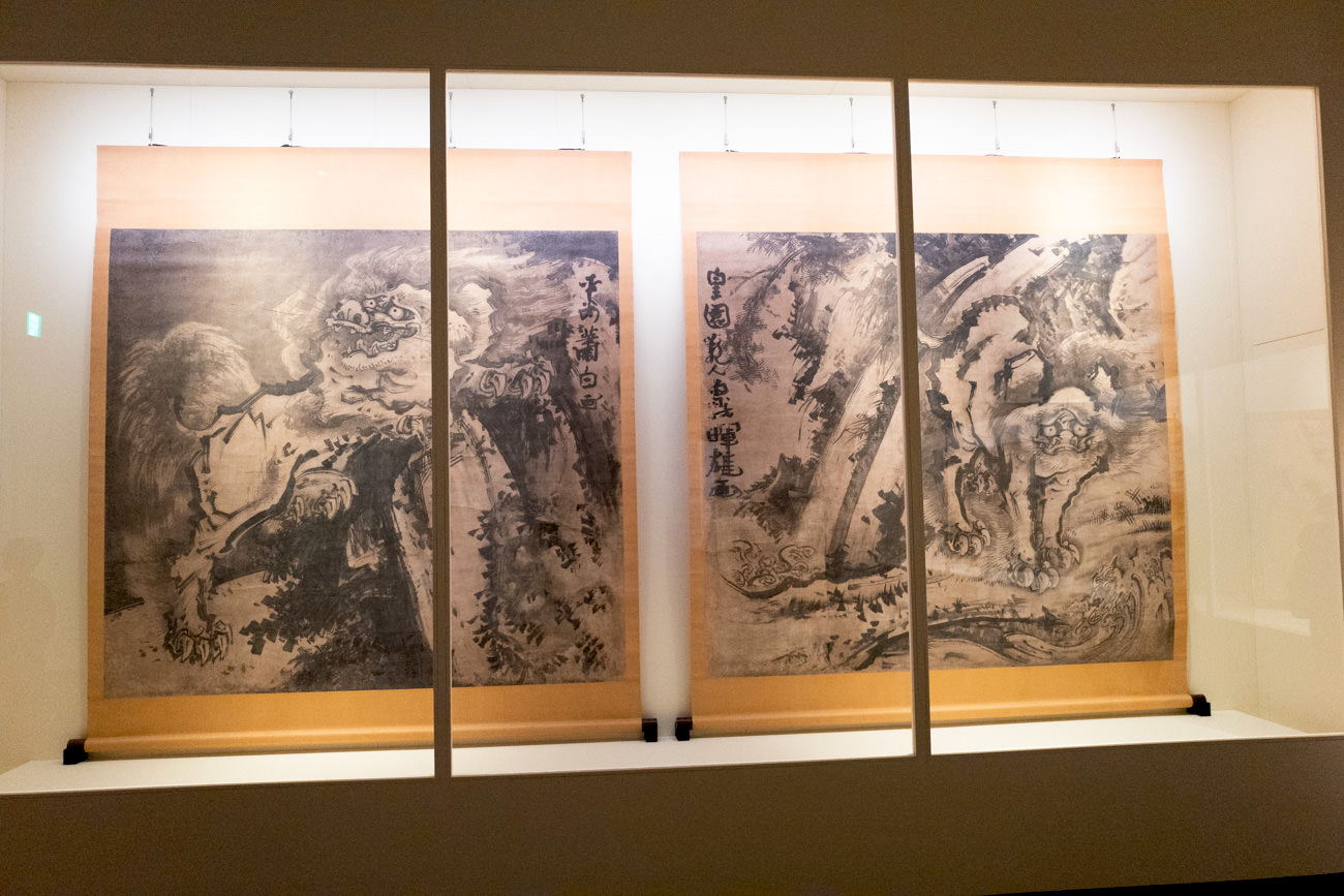 曽我 蕭白 《唐獅子図》 紙本墨画 双幅 各224.6×246.0cm 明和元年（1764）頃 三重・朝田寺 【展示期間】 2/9 –3/10