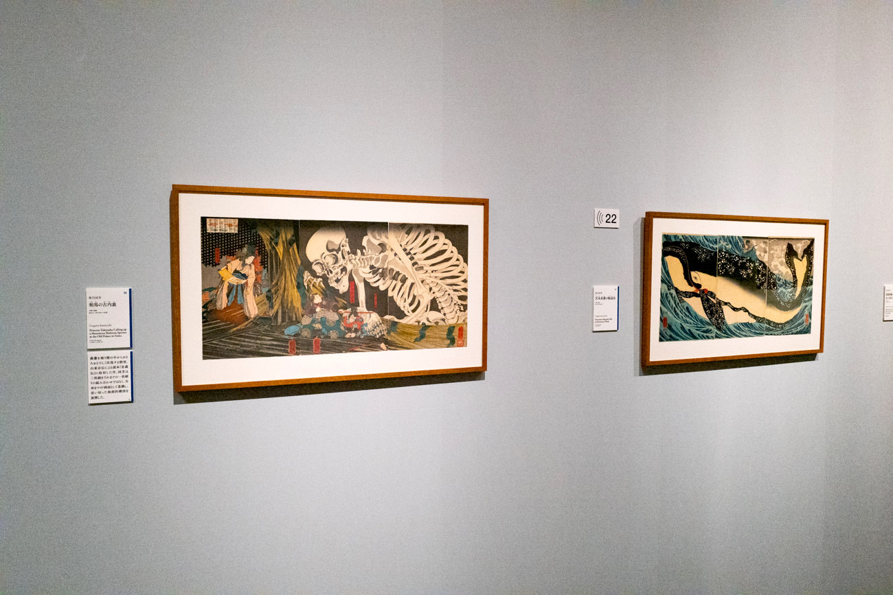 左：歌川 国芳《相馬の古内裏ふるだいり》大判錦絵三枚続弘化2-3年（1845-46）頃 個人蔵右：歌川 国芳 《宮本武蔵の鯨退治》 大判錦絵三枚続 弘化4年（1847）頃 個人蔵