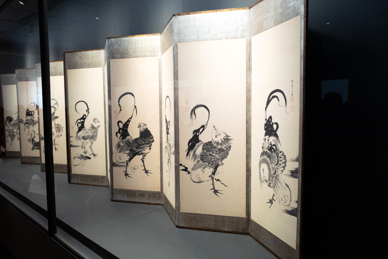 伊藤 若冲 《鶏図押絵貼屏風》 紙本墨画 六曲一双 各167.0×348.0cm 江戸時代中期（18世紀） 個人蔵