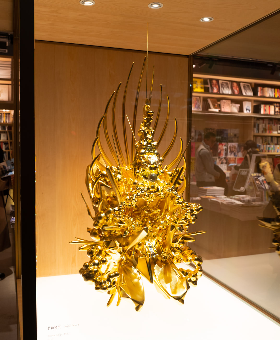 名和晃平《Throne (g/p_boy)》〜銀座蔦屋店内に展示
