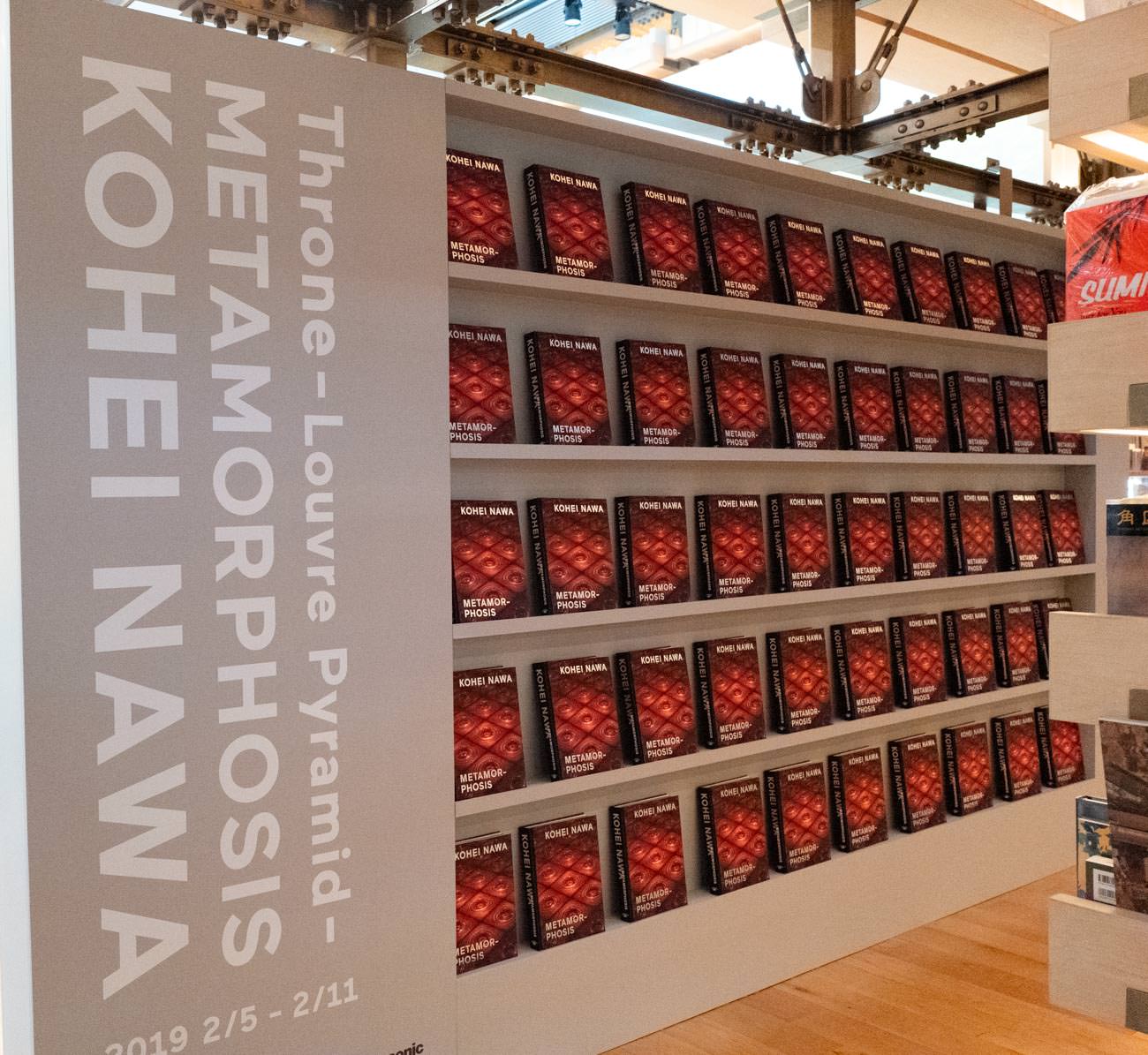 同時期に出版された作品集『METAMORPHOSIS』も展示販売されていました。