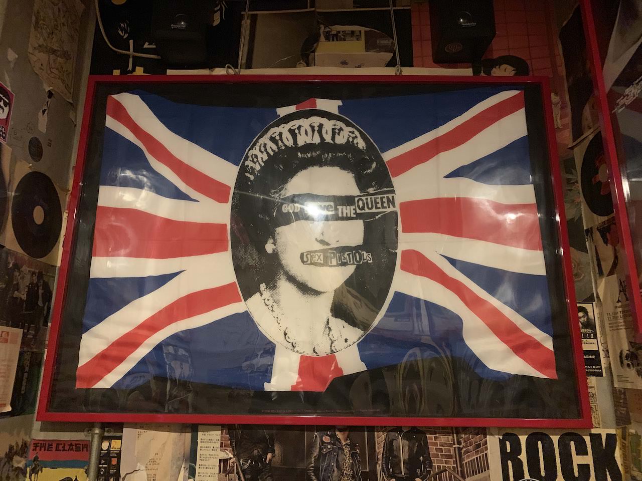 店内には額装された「SEX PISTOLS」のポスター展示