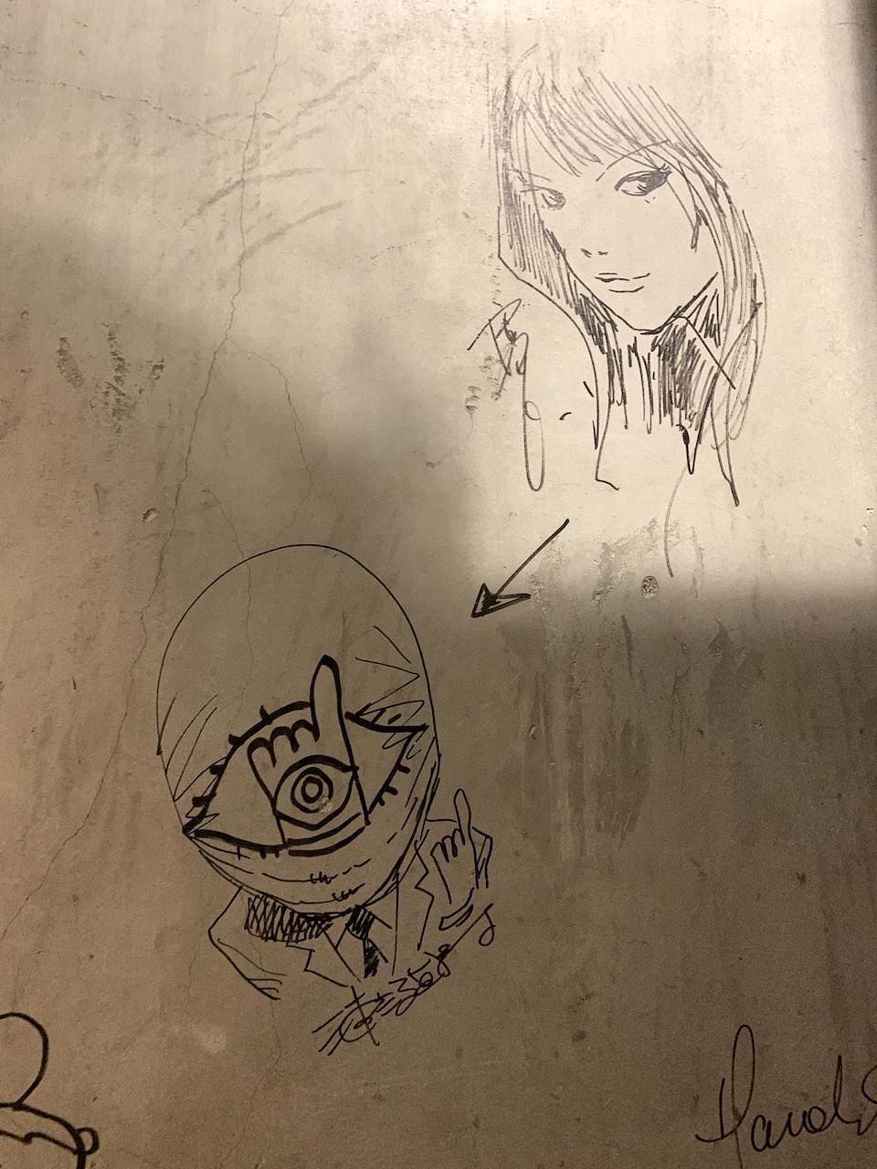 入口付近の壁には見たような落書き風の絵が・・・。