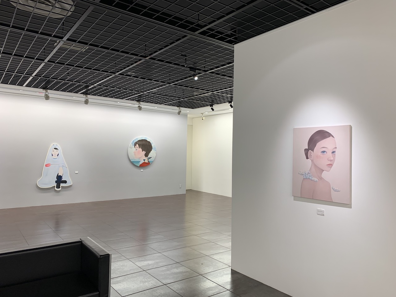 広い展示スペースに展示されている作品は8号〜12号ほどの作品が中心です。右作品が最も最新の作品。