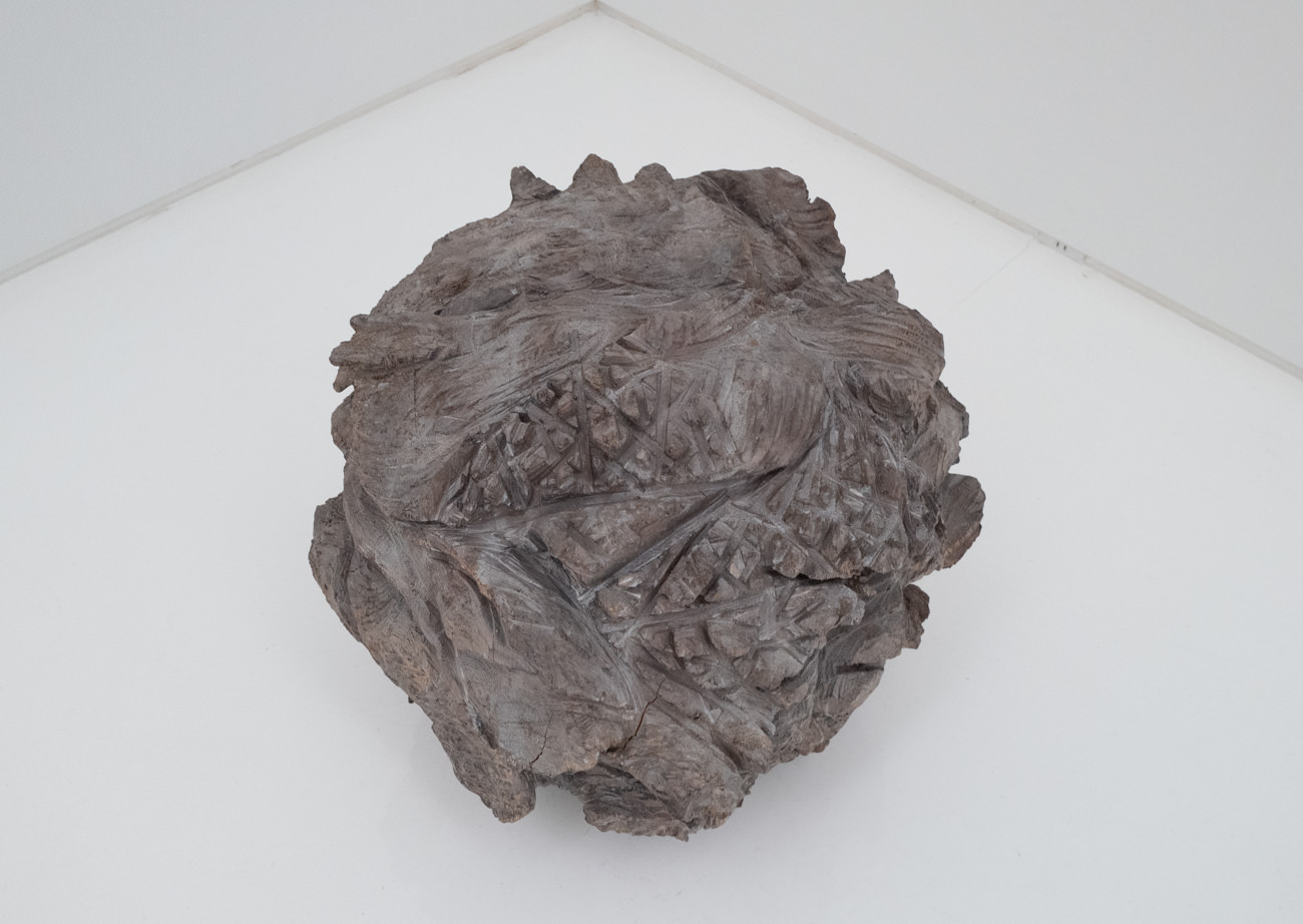 ⼾⾕成雄《襞の塊 III》2015年 wood, wood ash, acrylic, 60×60×62cm