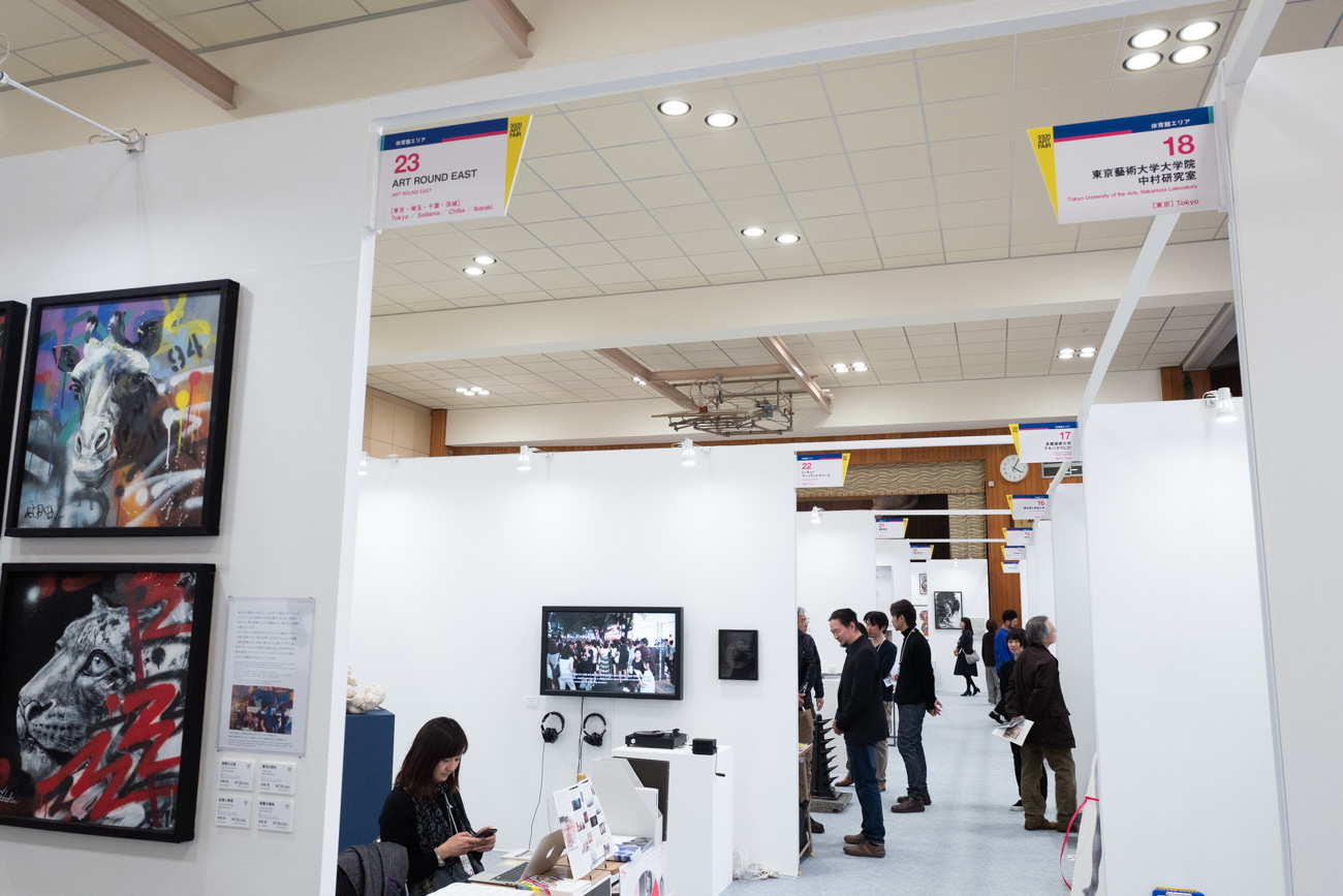 体育館ではローカル地区のギャラリーや美術大学などが出展していました。