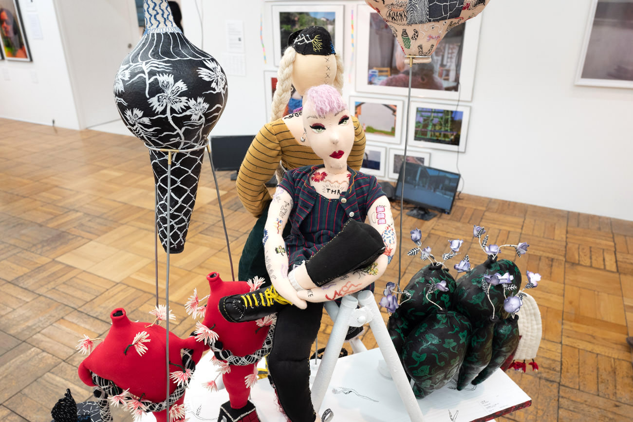 大原舞さんは、フェルトや石粉粘土の立体作品。