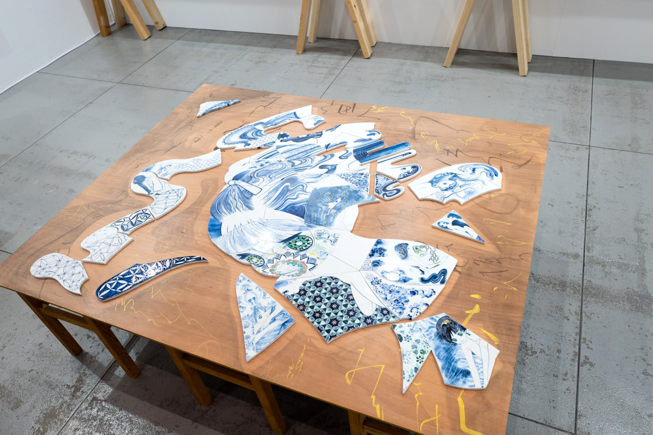 山口藍《また会う日に》2019年 磁器 128cm×138cm×1cm