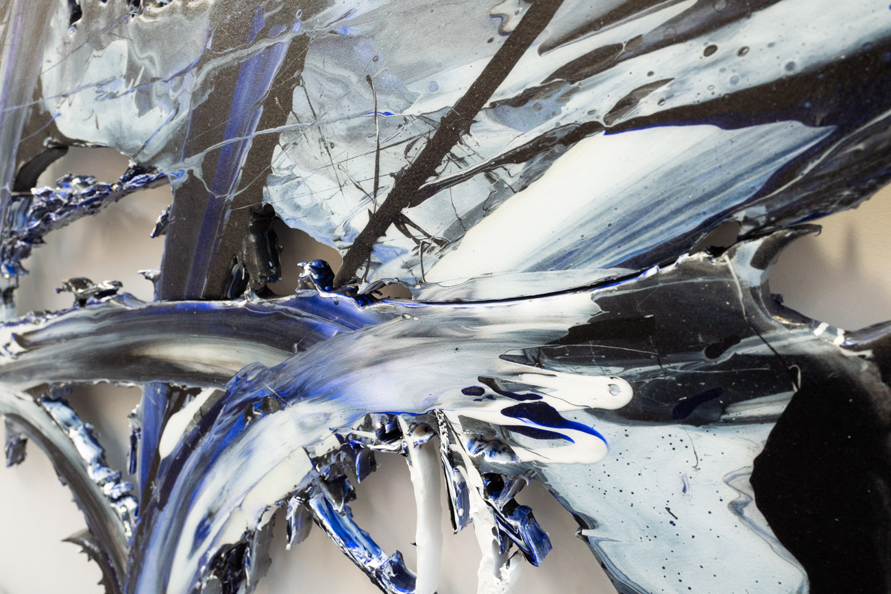 山口歴《MOBIUS NO.1》※部分。横に切れ目がある作品。輸送には大きすぎるサイズ感のため、やむを得ない措置なのでしょう。
