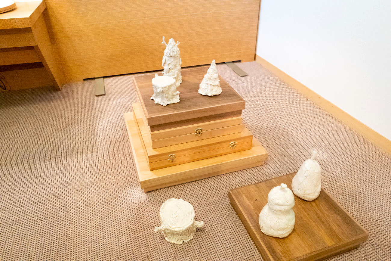 室内の床面に置かれた彫刻作品