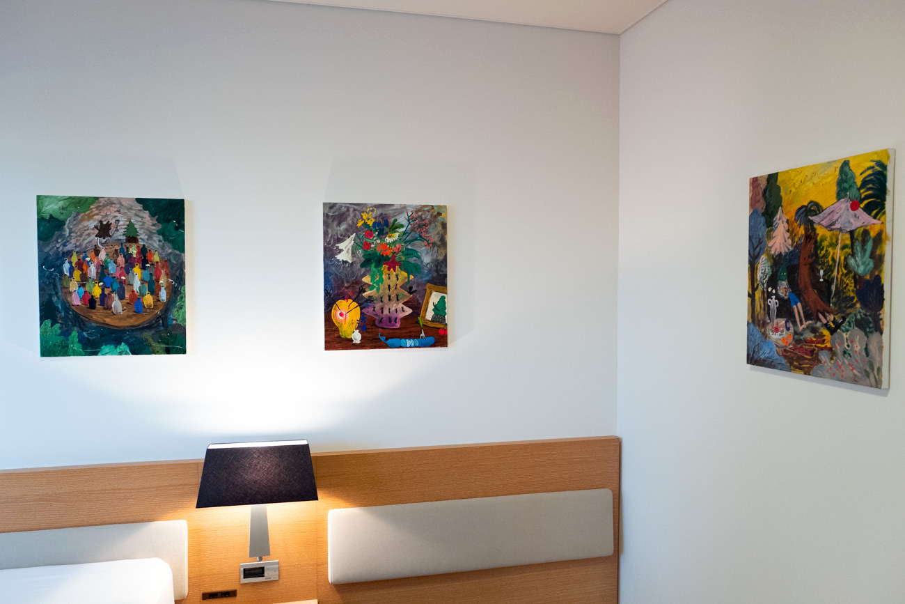 室内に展示された平子雄一さんの絵画