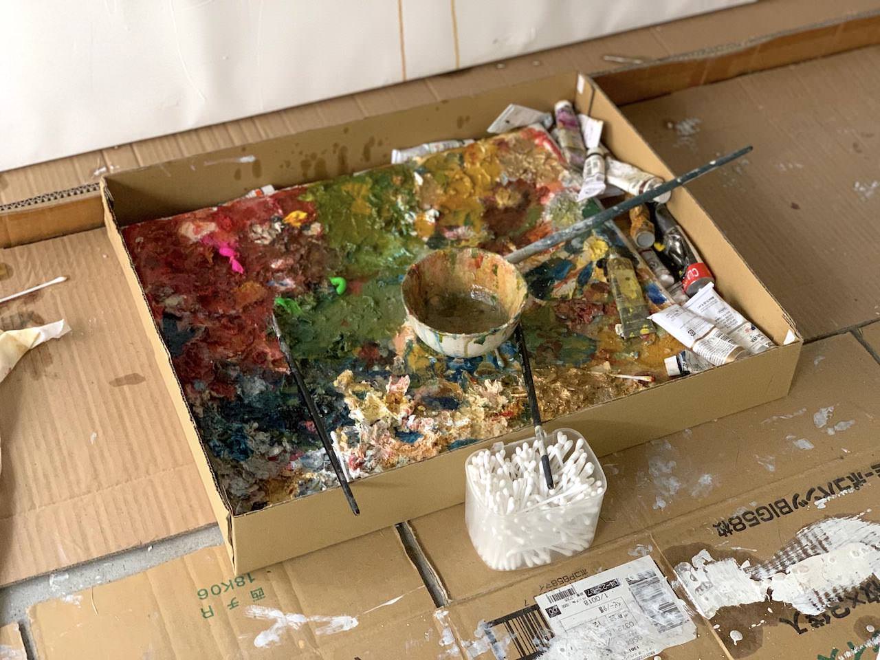 床に置かれた絵具や画材