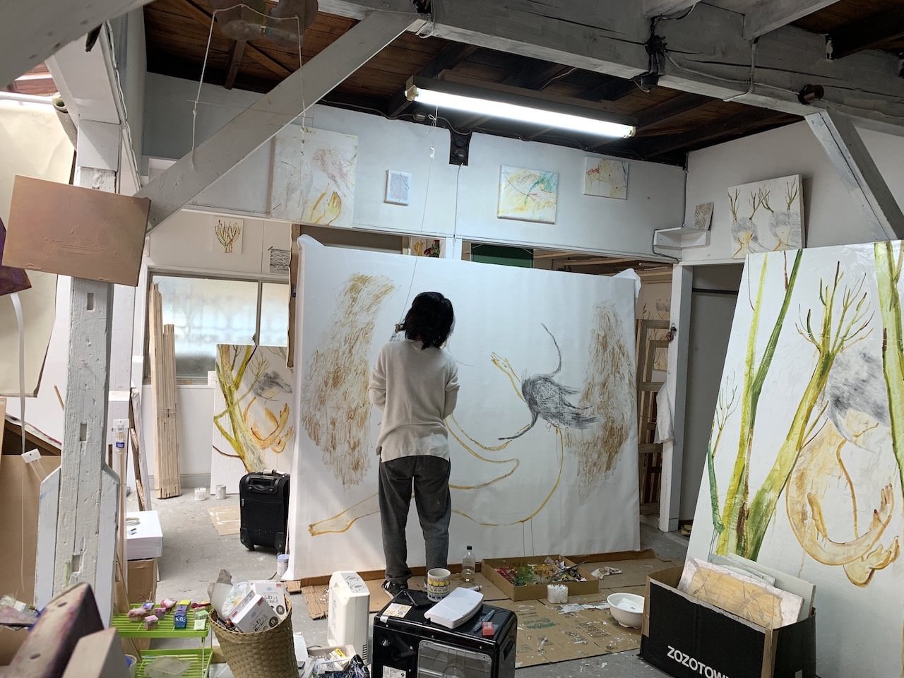 150号の作品に向かうやましたあつこさん