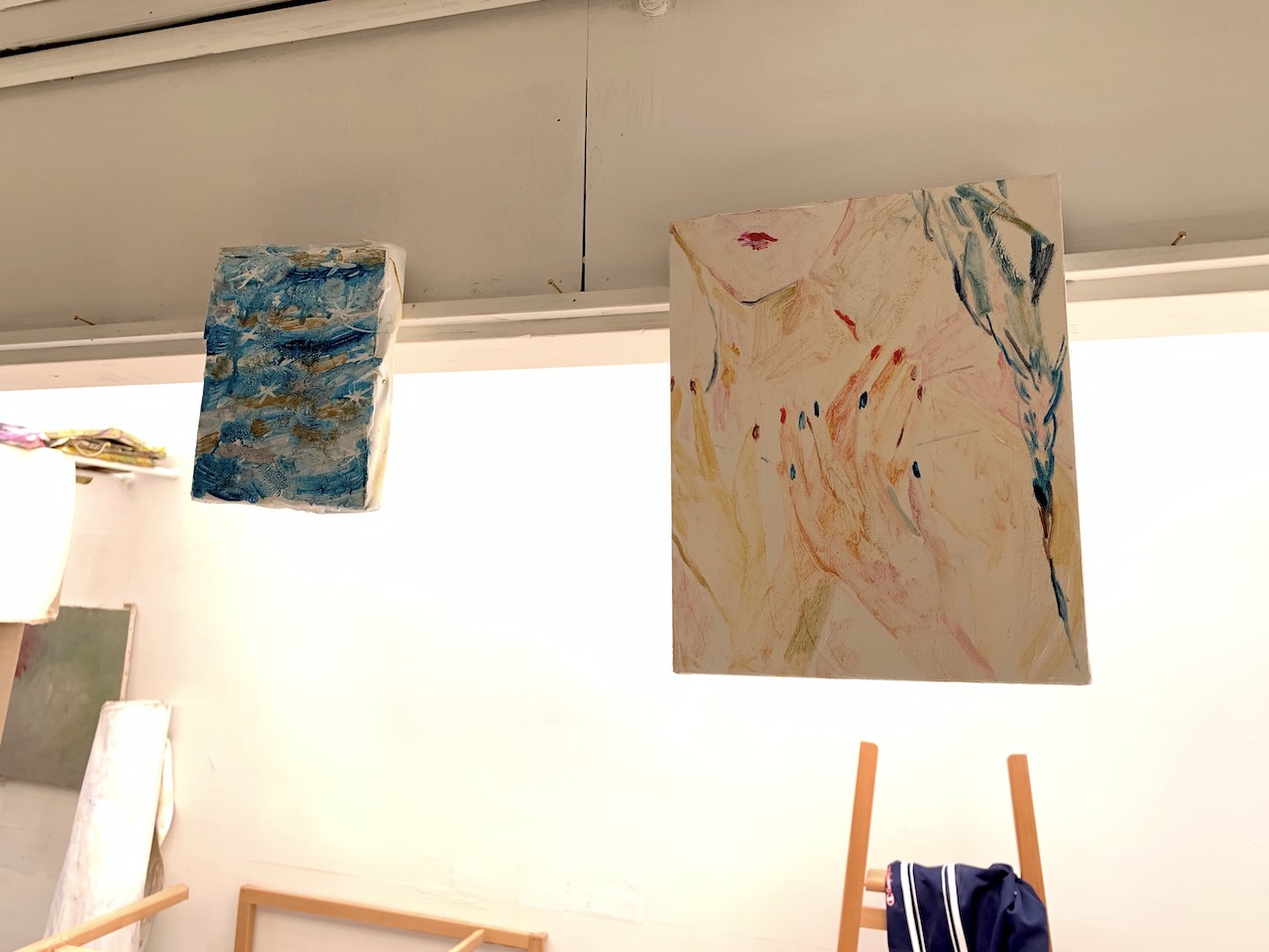 完成した作品は壁に掛けられていました。