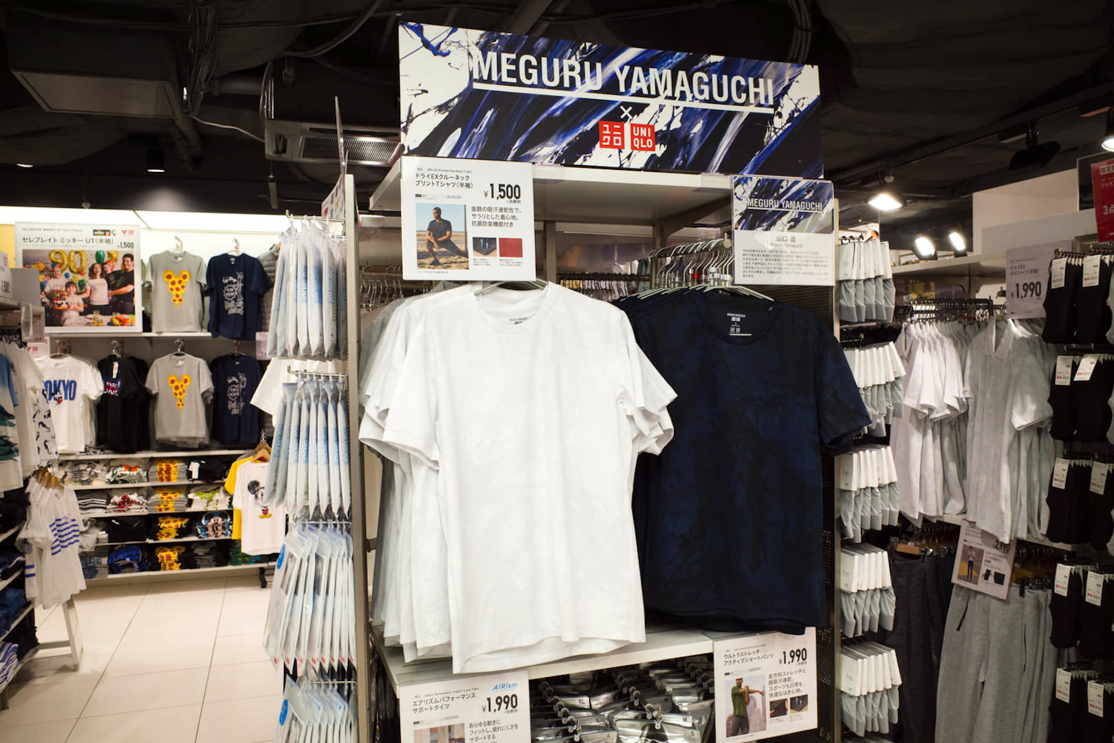 店内にはコラボ商品のシャツなども販売
