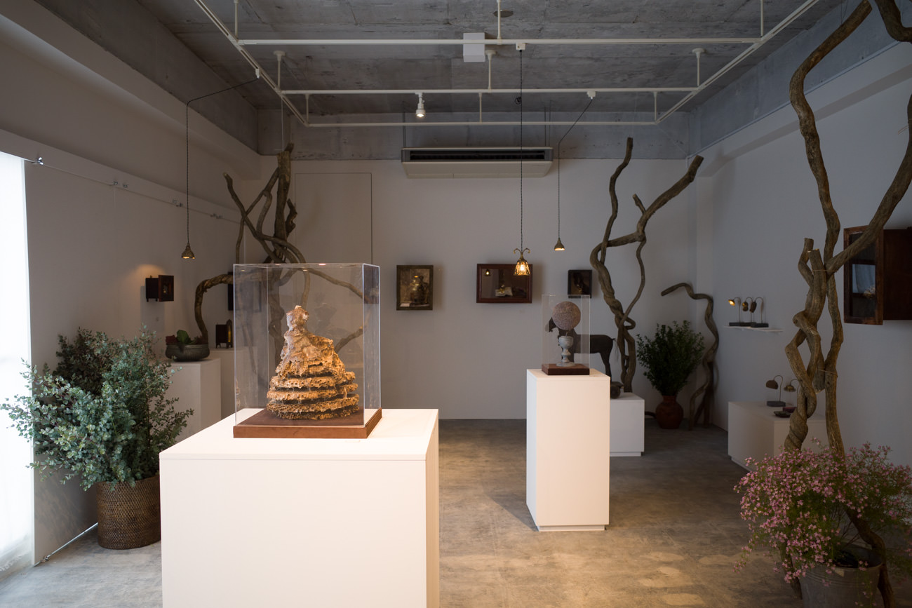 【オープニング展】はいいろオオカミ + 花屋 西別府商店「明明百草」@水犀