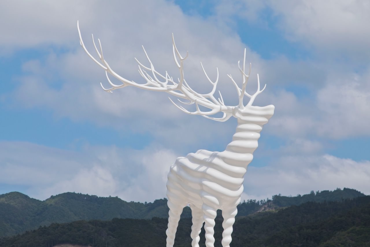 名和晃平《White Deer(Oshika)》 ©Reborn-Art Festival
