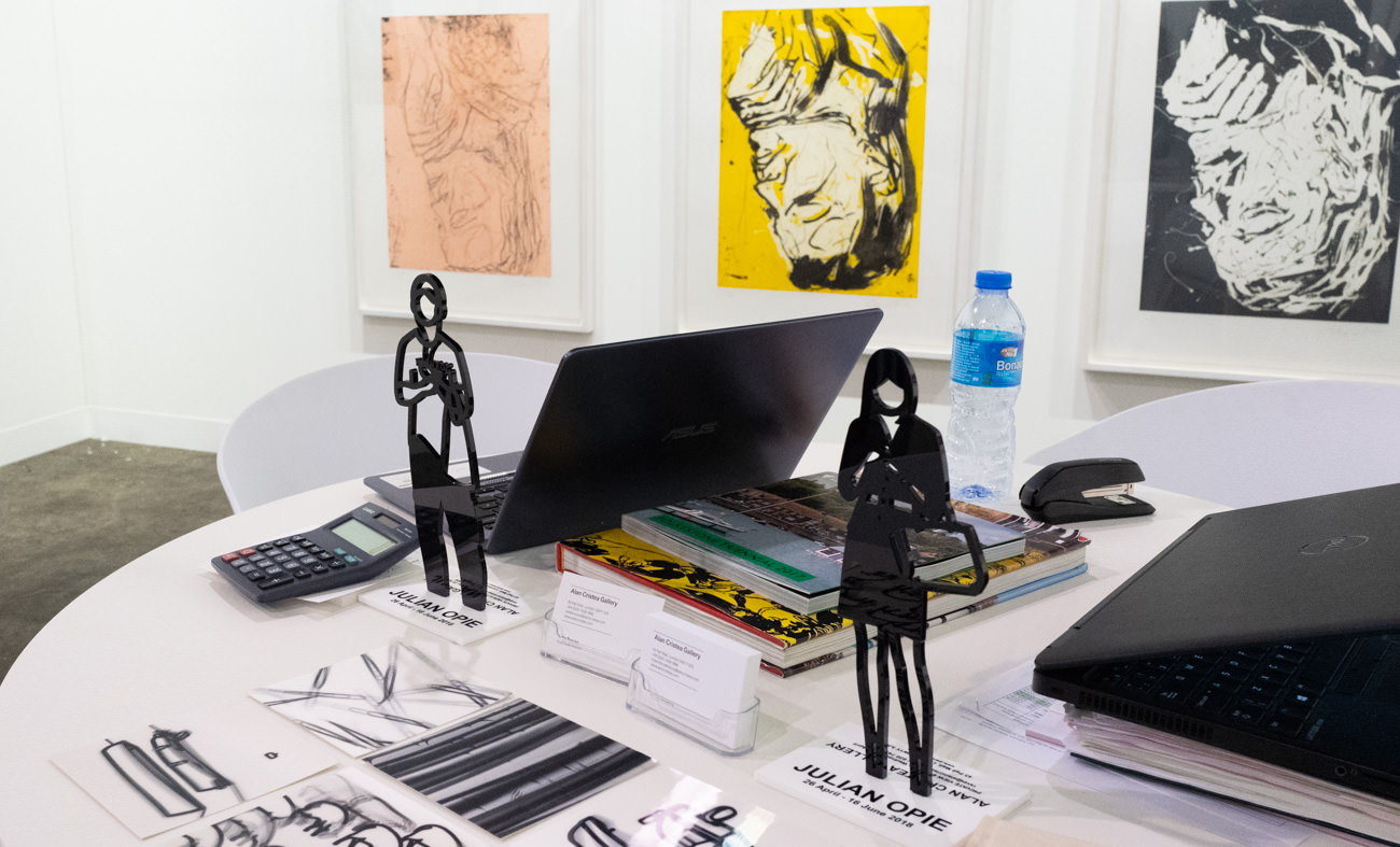 500香港ドル（約7000円）のアクリル製「ジュリアン・オピー」プロモーション用アイテム