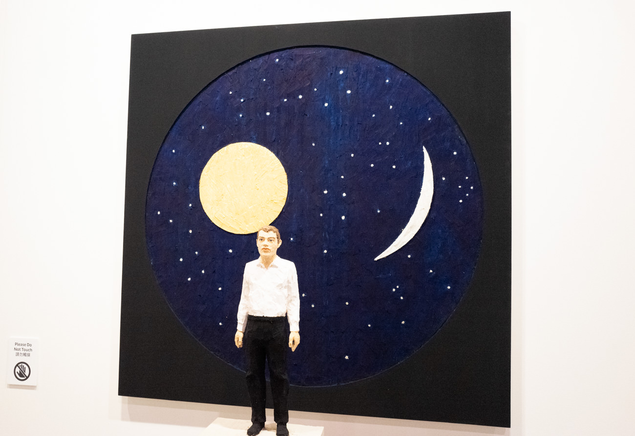 Stephan Balkenhol《Man in white shirt and black trousers with moon relief》2019年