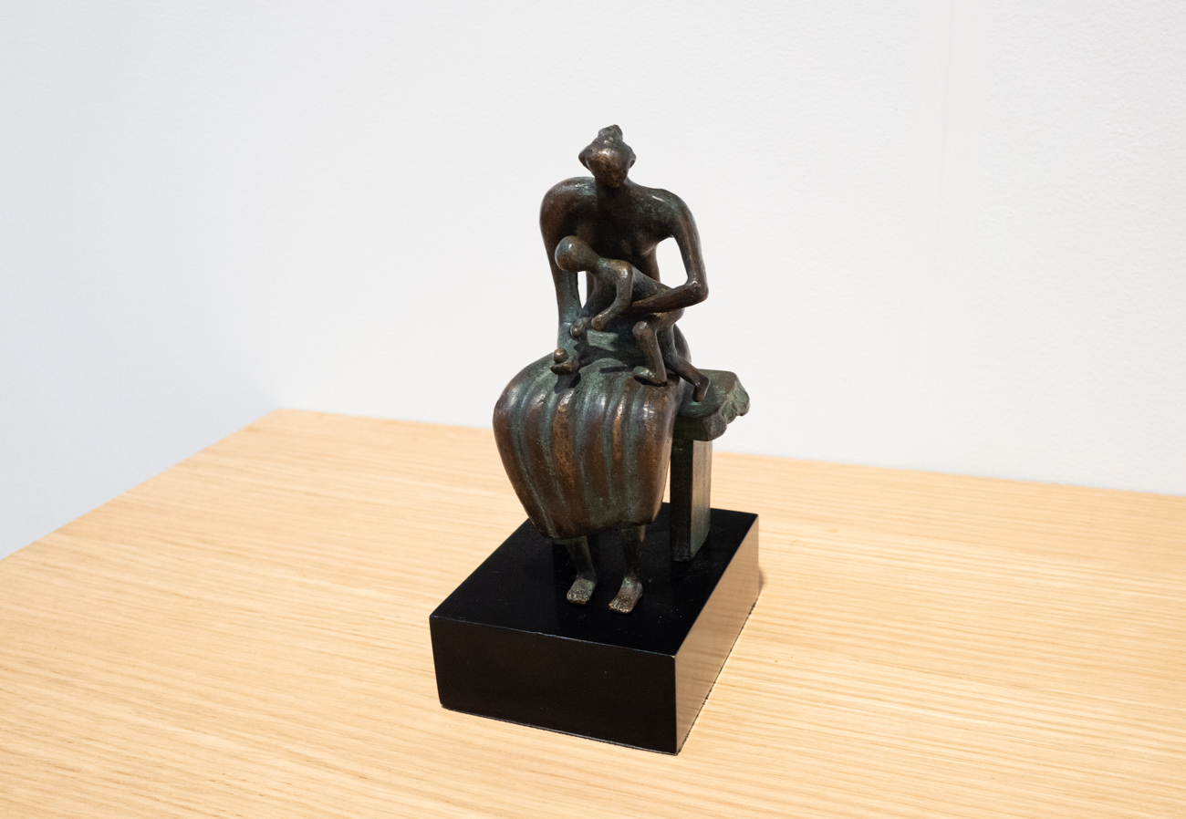 Henry Moore《Maquette for Mother and Child with Apple》1956年 Bronze