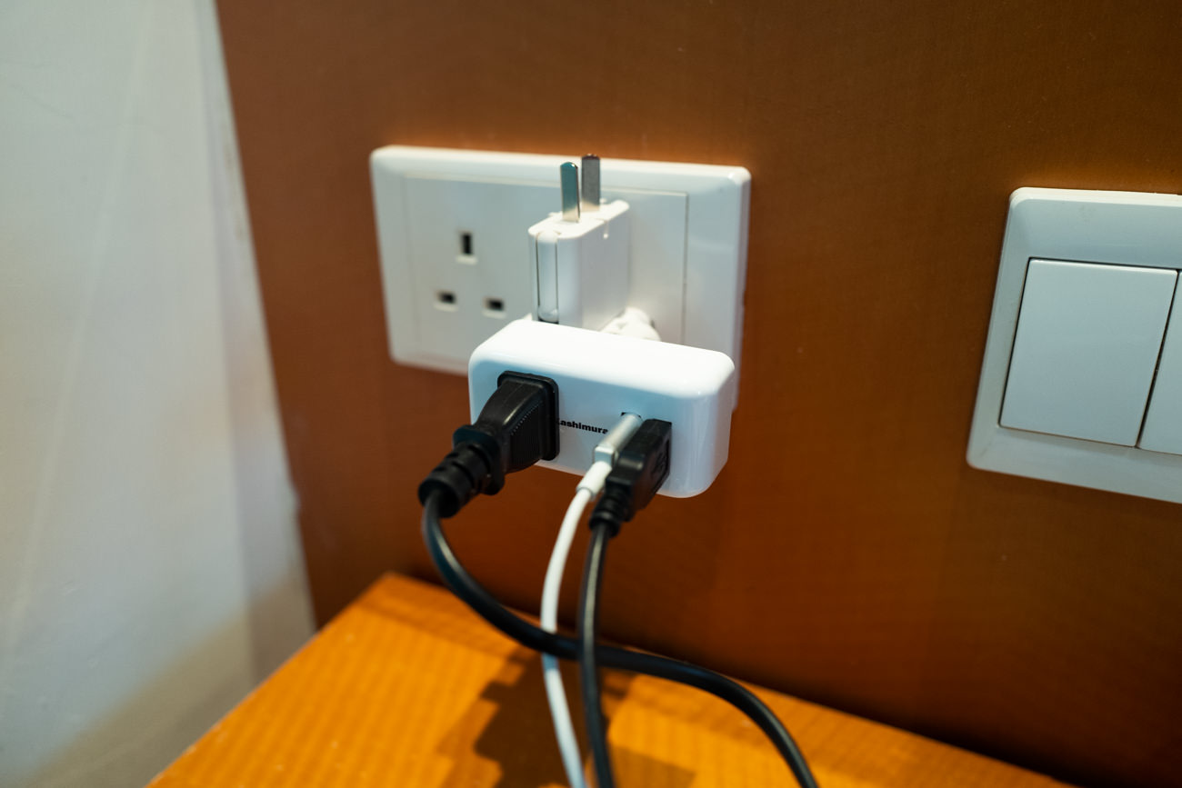 筆者は無印良品の「トラベル用変換プラグアダプター」に「海外兼用 USB電源コンセント」を接続しました。