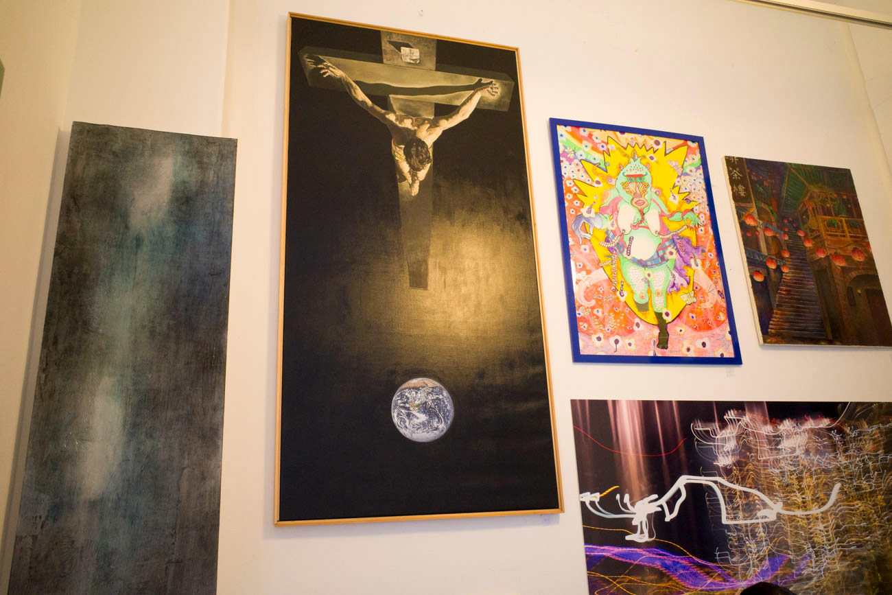2階の階段踊り場にももちろん展示作品
