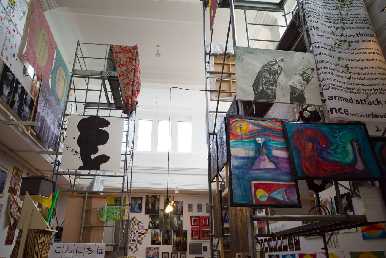 2階フロアは吹き抜けの天井上方まで作品が展示されていました