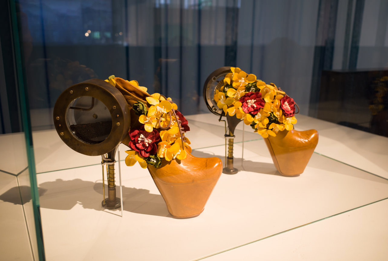 Sputniko! ≪NANOHANA HEELS≫ 2012年菜の花のタネが仕込まれたヒール。歩くとヒールの先端からタネが地中に植えられ、歩いたあとから菜の花が咲いていく