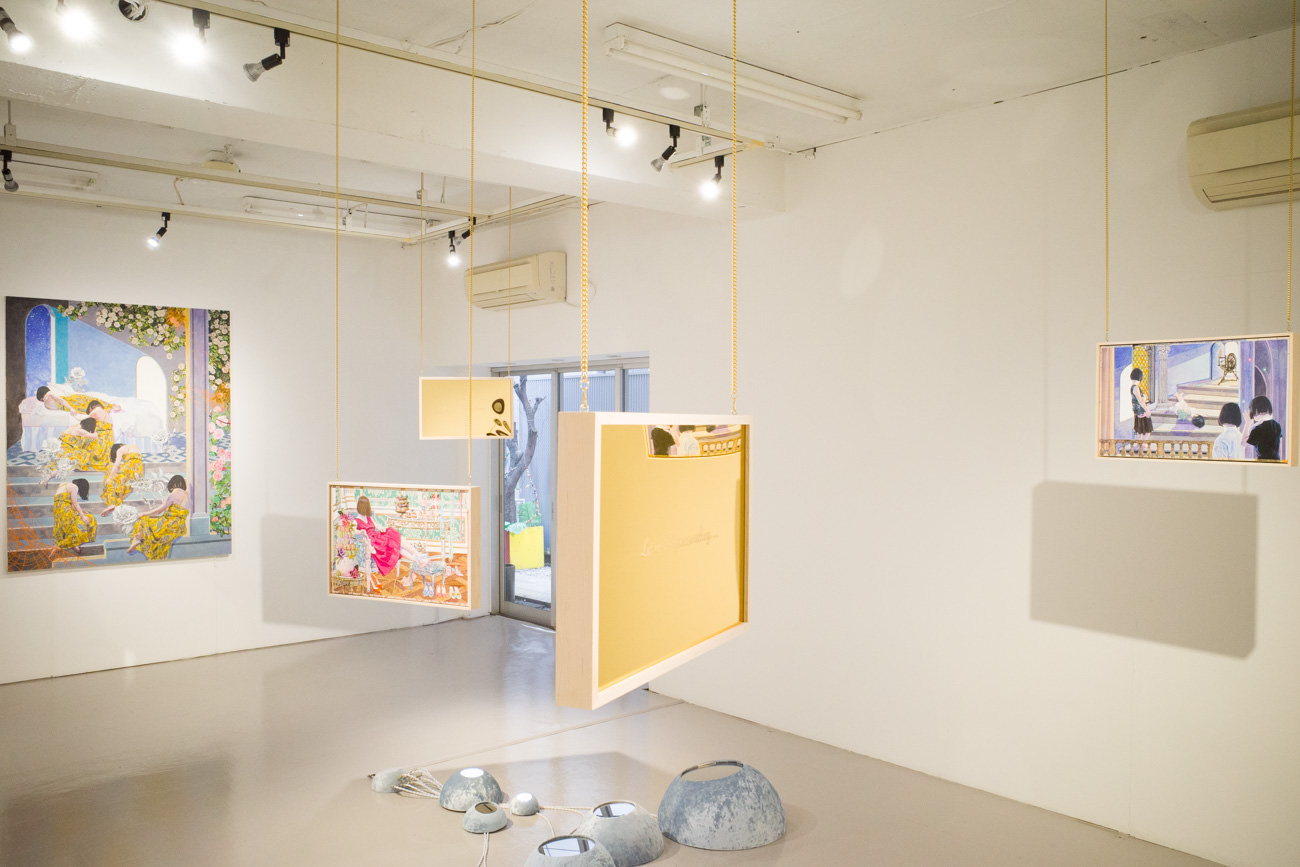 金色に輝くのは、作品の裏側に仕込んだプレキシガラスのミラーシートです。
