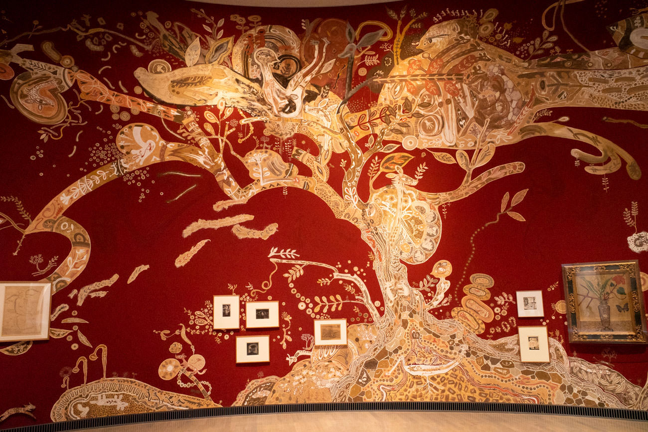 淺井さんの壁画に別のコレクション作品が展示されていました。