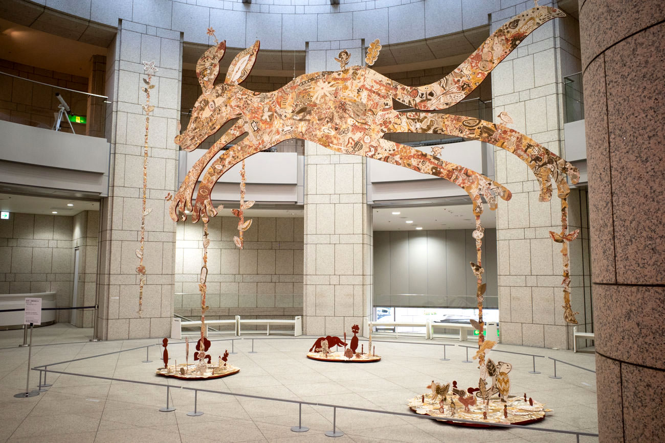 淺井裕介+共同制作参加者64名《種を食べた獣（またの名を宇宙クッキー）》