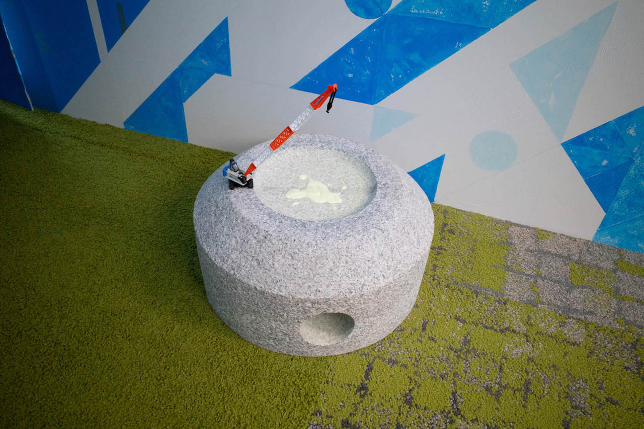 点在するミニチュア作品。室内は土足禁止で、カーペットは草や苔が生えているようなデザインです。