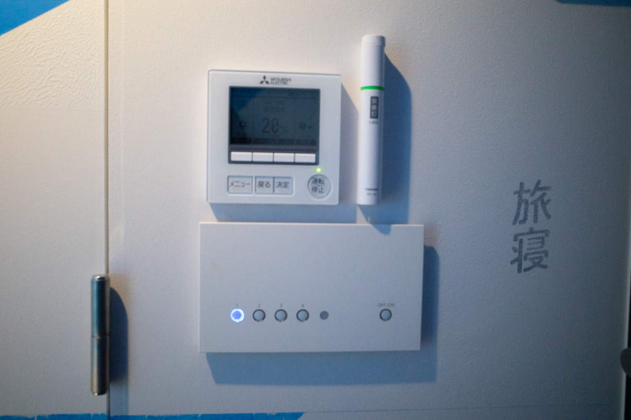 照明調整スイッチは入り口に固定されてありました。