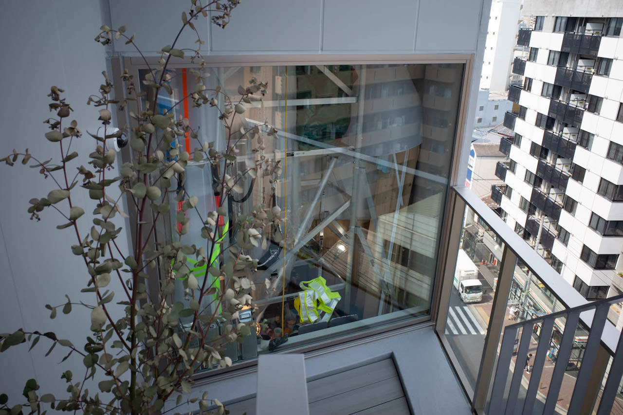 外階段を上りながら各階に設置されたスペースを移動します。