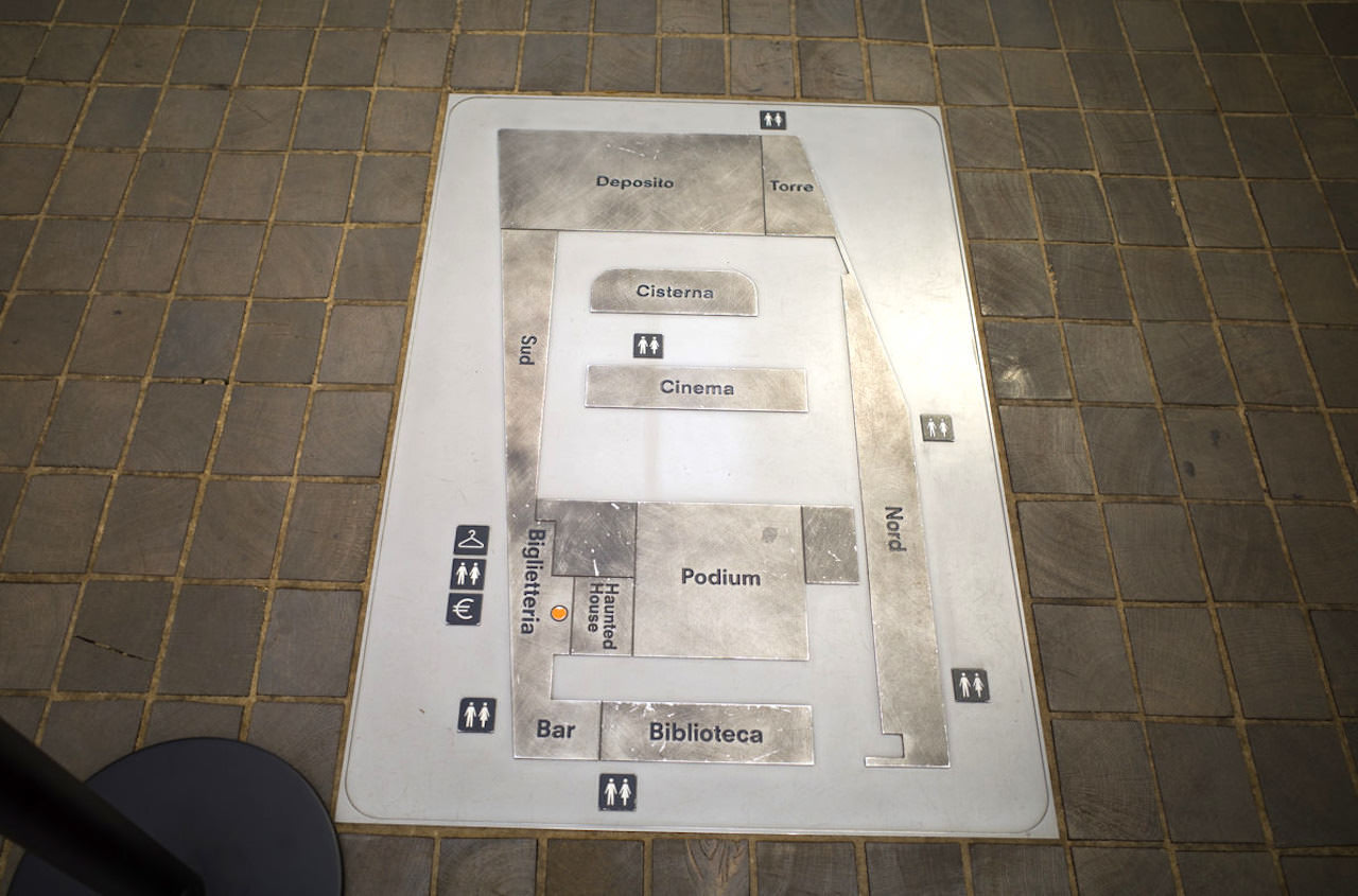 全体の会場MAPが床に埋め込まれていました。オレンジの場所がチケット売場です。