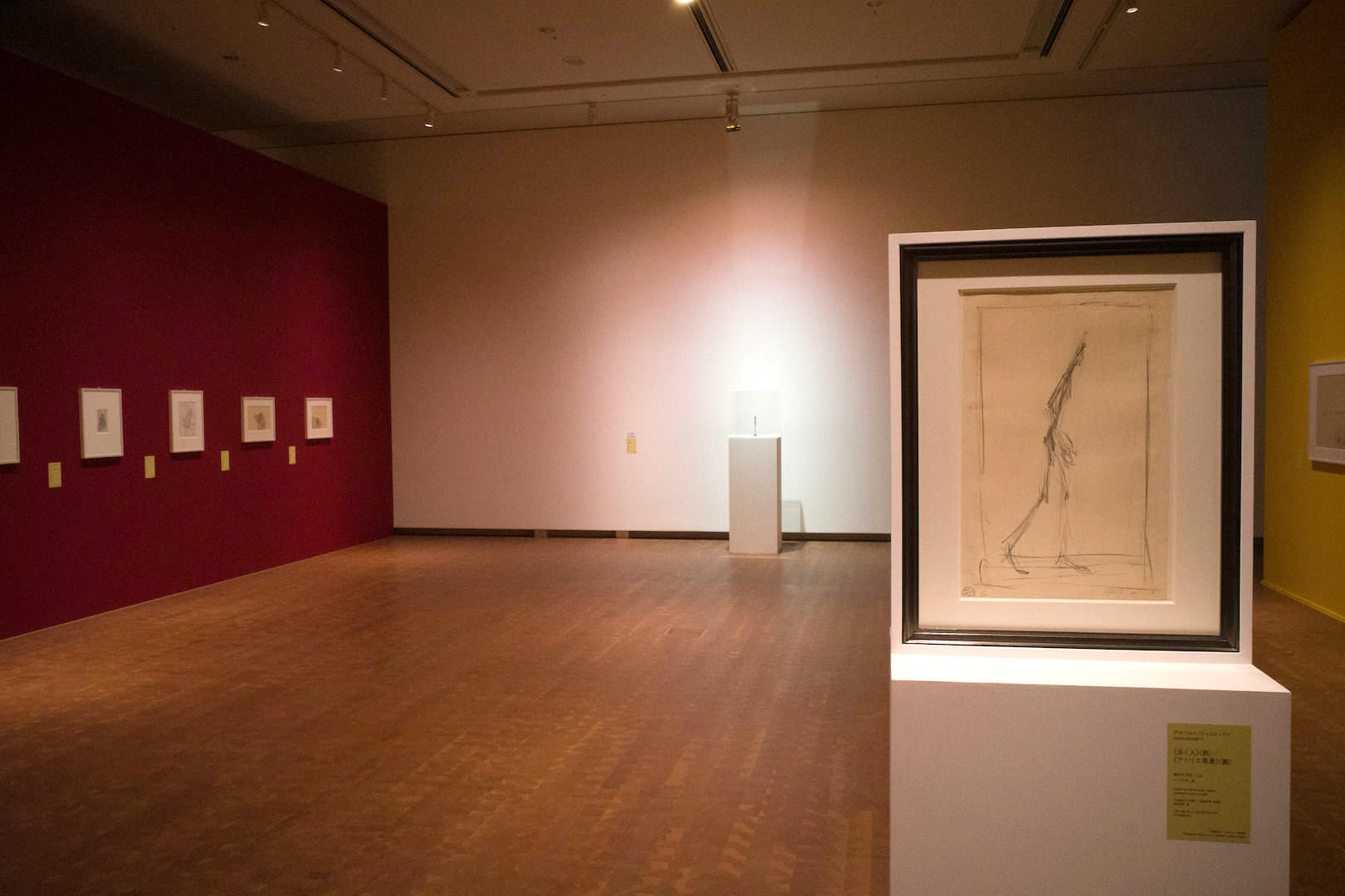 彫刻よりも平面作品中心の展示です。