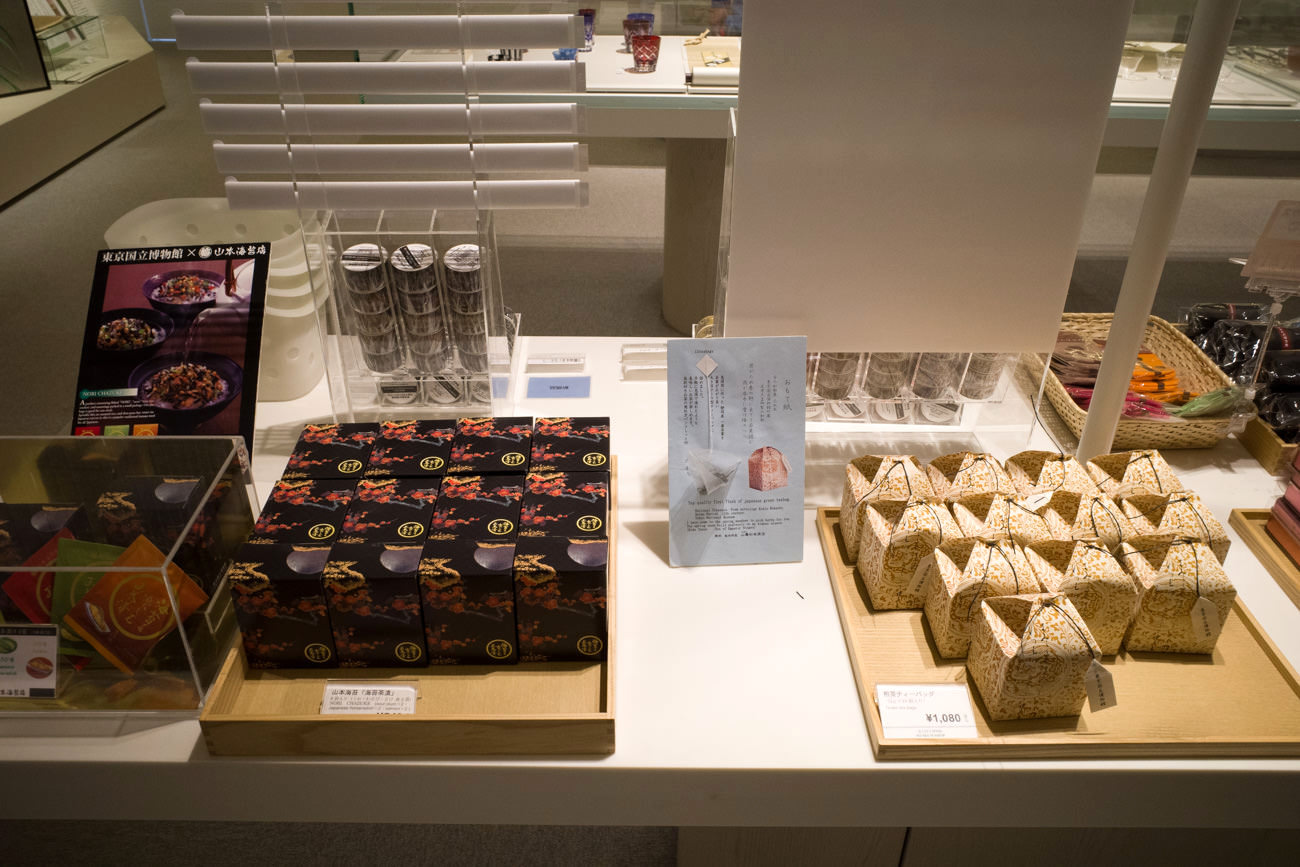 左：山本海苔コラボ商品「海苔を楽しむお茶漬け」500円（税別） 右：「煎茶ティーバッグ」1,000円（税別）