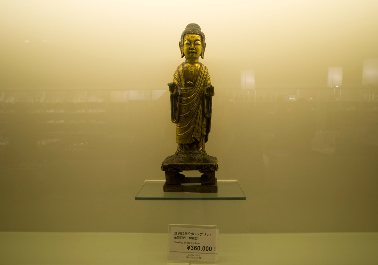 最も高額な商品がこちら「法隆寺献納宝物 金銅如来立像」※レプリカ 価格は36万円（税込み）5分の4スケールで高さは29.2センチ。樹脂製で金箔が施され、桐箱と仏像の詳細な説明が記された小冊子が付属。