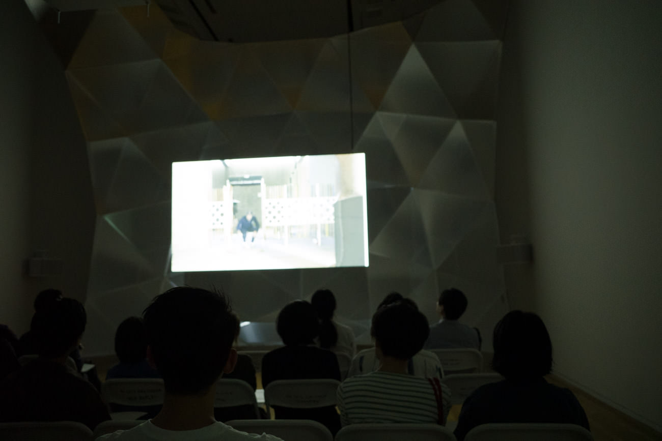 入場してすぐ、映像作品「ティーセレモニー」を鑑賞します。